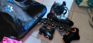 Patines en línea negros y rojos