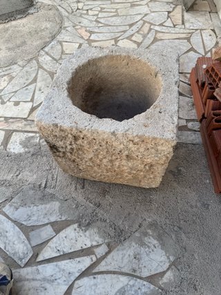 Mortero antiguo de piedra tallado a mano