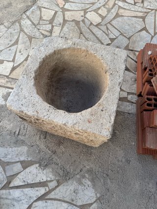 Mortero antiguo de piedra tallado a mano