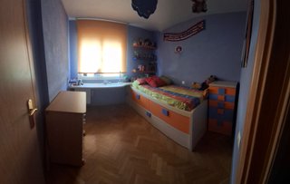 Dormitorio infantil haya, azul y naranja