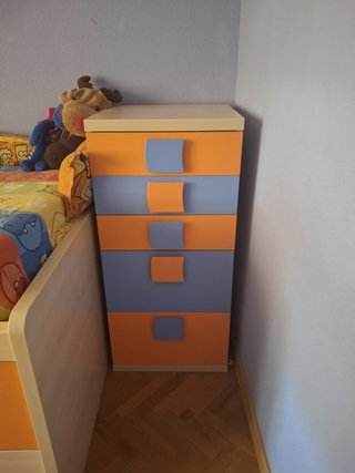 Dormitorio infantil haya, azul y naranja