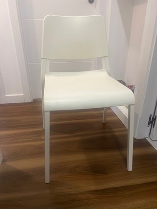Silla Ikea blanca de plástico