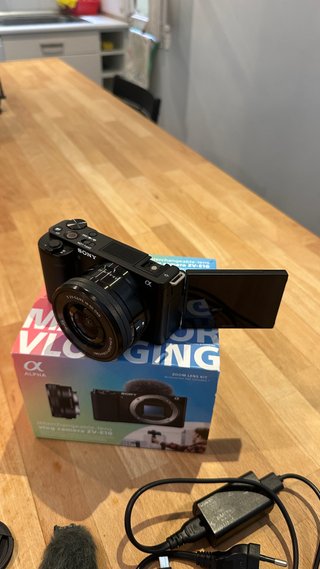 Sony ZV-E10 + 16-50mm, 650 disparos, caja+factura