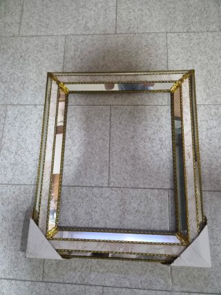 Marco decorativo espejo dorado y mármol