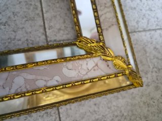 Marco decorativo espejo dorado y mármol