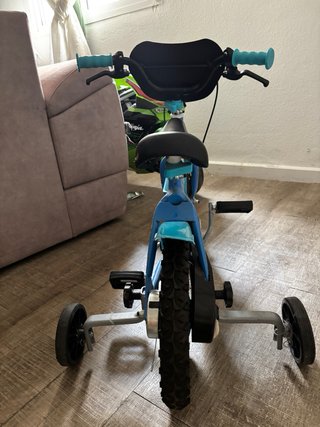 Bicicleta infantil azul con ruedines