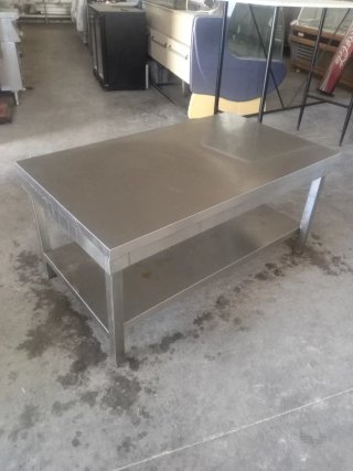 Mesa baja de acero inoxidable con estante