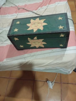 Caja de madera decorada con soles y estrellas