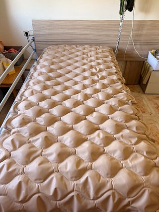 Cama geriátrica con colchón anti-escaras y gotero