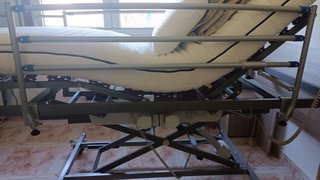 Cama geriátrica con colchón anti-escaras y gotero