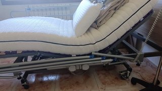 Cama geriátrica con colchón anti-escaras y gotero