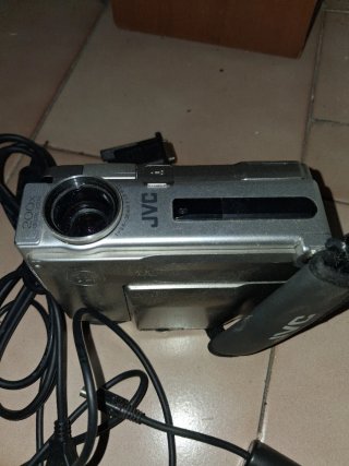 Cámara de vídeo JVC plateada con accesorios