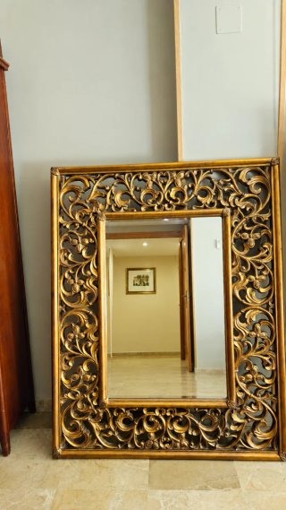 Espejo decorativo dorado tallado. Marco ancho