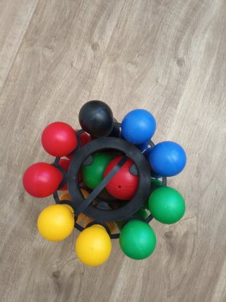 Juego de bolos con pelotas