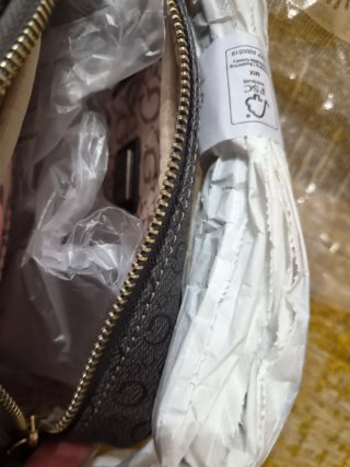 Bandolera Guess chica negra y marrón