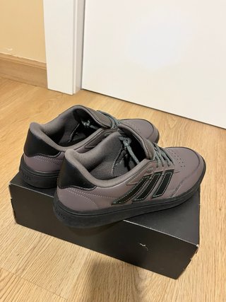 Zapatillas Adidas Grises y Negras