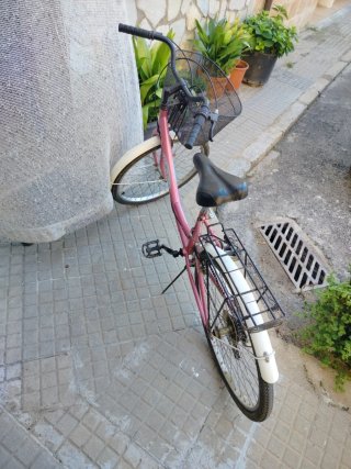 Bicicleta de mujer rosa con cesta