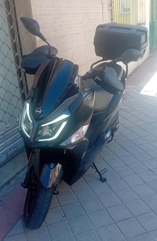 Moto Sym Scooter Negra 2022