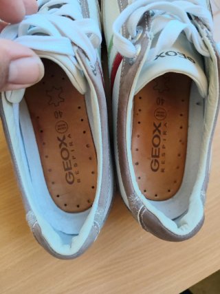 Zapatillas Geox grises y blancas