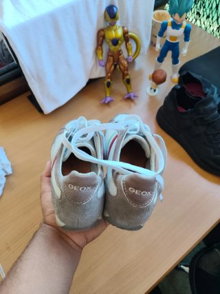 Zapatillas Geox grises y blancas