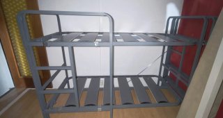 Litera triple metal negra con cama inferior