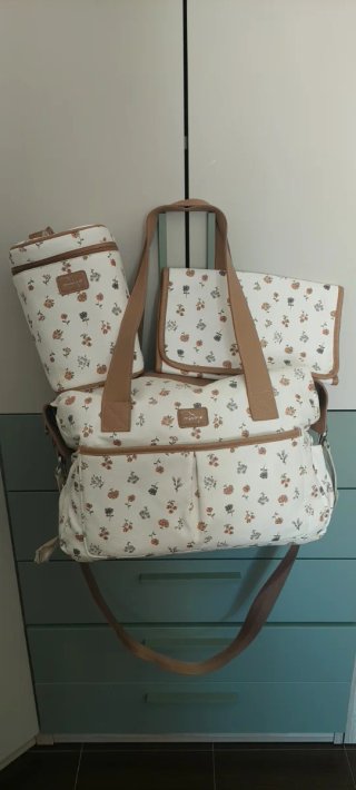 Conjunto de bolso, cambiador y nevera Mayoral.