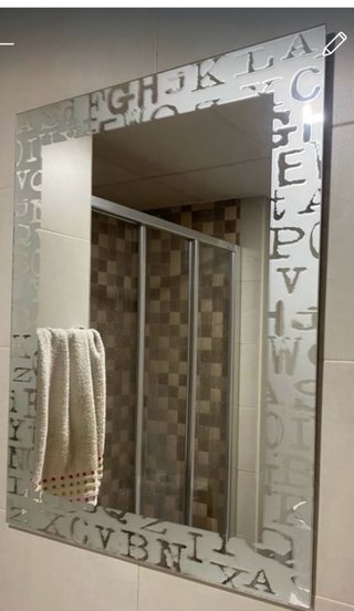 Specchio da bagno con lettere decorative