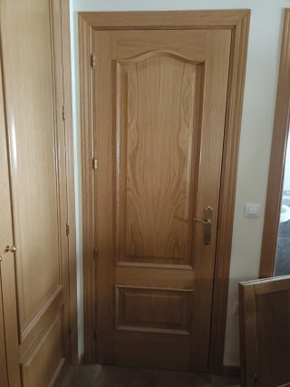 Puerta madera color roble