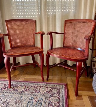 Sillas antiguas de madera y rejilla