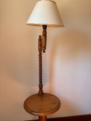 Lámpara de pie madera vintage con mesita