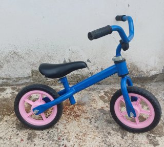Bicicleta de equilibrio azul y rosa