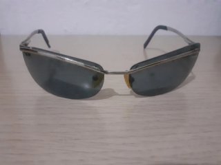 Gafas de sol Arnette grises y plateadas