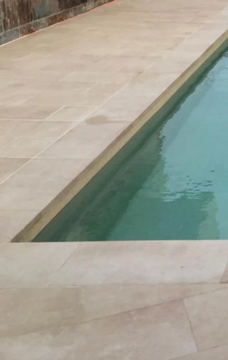 Piscina de obra piedra y madera