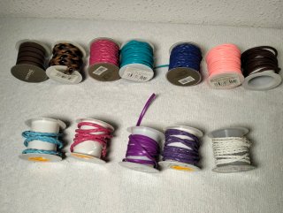 Cuerda trenzada para bisutería y manualidades.