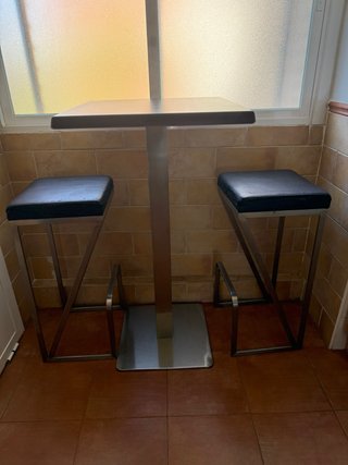 Mesa alta y 2 taburetes