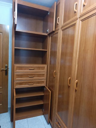 Armario rinconera de madera
