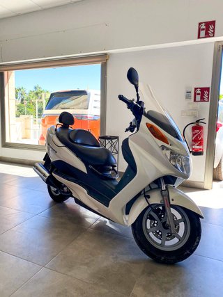 Suzuki Burgman UH 150 Blanca
