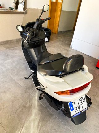 Suzuki Burgman UH 150 Blanca