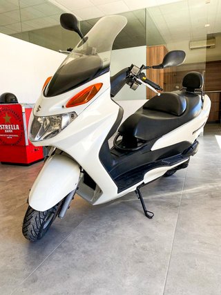 Suzuki Burgman UH 150 Blanca