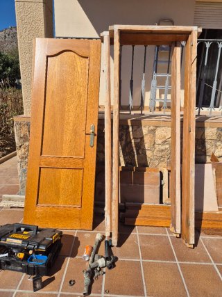 Puerta de madera y marco