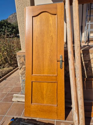 Puerta de madera y marco