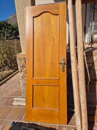 Puerta de madera y marco