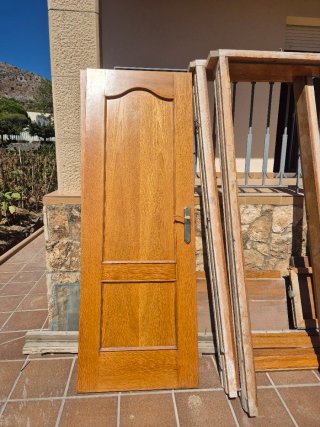 Puerta de madera y marco