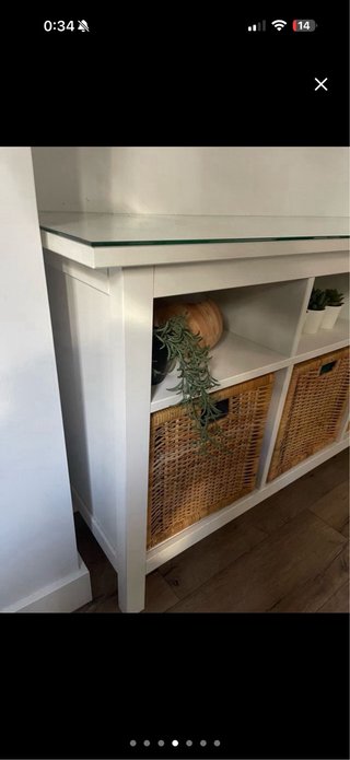 Consola blanca con encimera de cristal a medida
