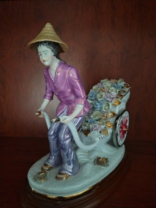 Figura porcelana oriental con rickshaw