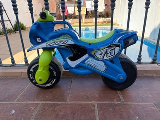 Moto correpasillos infantil azul y verde