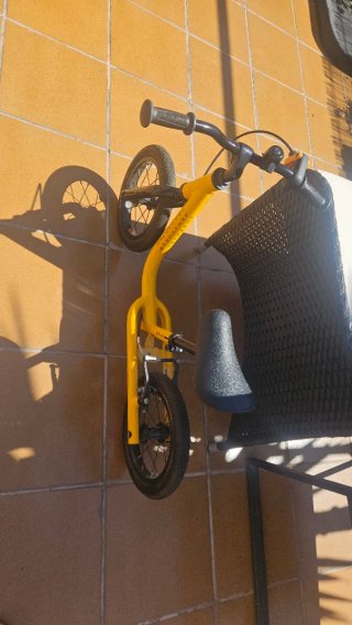 Bicicleta infantil amarilla