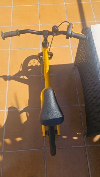 Bicicleta infantil amarilla