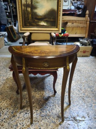Mesa auxiliar de madera estilo clásico