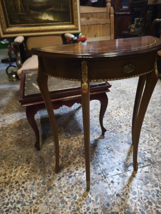 Mesa auxiliar de madera estilo clásico